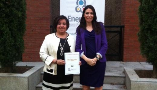 Reyes Carmona y Maribel Echave con el premio EnerAgen