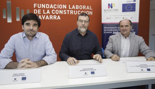 firma convenio, de izq. a dcha: Eneko Larrarte,alcalde de Tudela; Pierre Echevarría, presidente de BTP-CFA Aquitania; y Luiz Munarriz, en representación del presidente de la Fundación Laboral de la Construcción.