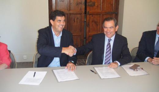 Firma del convenio entre Luis Casado y José Antonio Asiáin