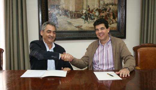 Francisco Javier Sagardoy (ARIAN) y Luis Casado en el momento de la firma