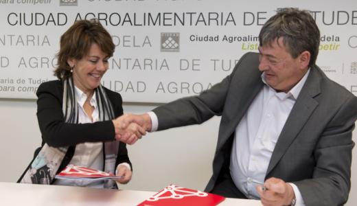 La Presidenta Barcina y el presidente de la cooperativa Saiona, tras la firma del convenio.