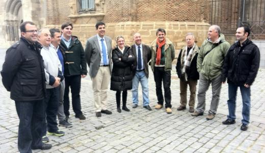 Luis Casado, Jesús Alava y Rosa Jaso con varios representantes de las entidades tras la presentación