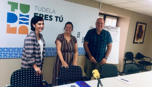 Merche Añón, concejala de Cultura, Irune García, concejala de Turismo y Oscar Sola, arqueólogo y director de la excavación de la necrópolis de Torre Monreal.