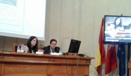 Natalia Castro (Concejala de Bienestar Social y Mujer) y Luis Segura (Jefe del Área) en un momento de su intervención