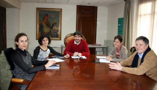 Patricia Ruiz de Irizar, Marisa Marqués (Concejala de Bienestar Social), el Alcalde Eneko Larrarte, Laura Irurzun y Miguel Echeverz, miembros de la Coordinadora de ONG´s de Navarra