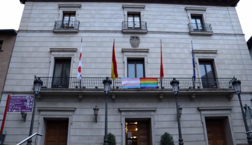 Banderas en el balcón de casa consistorial