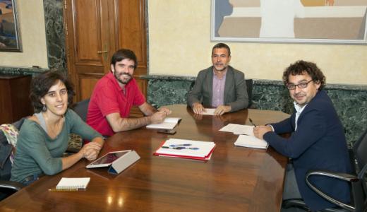 De izda. a dcha.: Marqués, el alcalde Larrarte, el vicepresidente Laparra y Mauleón durante la reunión.