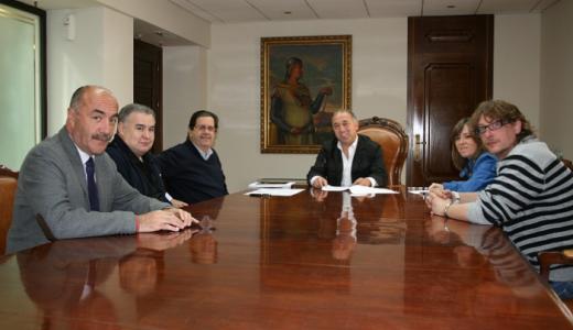 De izqd. a dcha. Bruno Belio y Eduardo Carrasco (Apyma Conservatorio), Luis Segura (Jefe de Área), Jesús Álava (Concejal Delegado del Área de Asuntos Sociales), Paula Navarro (Concejala Delegada de Juventud) y Diego Ramírez (Director del Conservatorio)