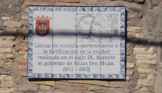 Detalle del la placa identificativa de la muralla en la Calle Granados
