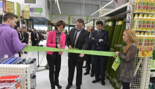 La Presidenta Barcina y Capdeville cortan , ante la presencia de Luis Casado, la cinta inaugural de AKÍ, en Tudela.