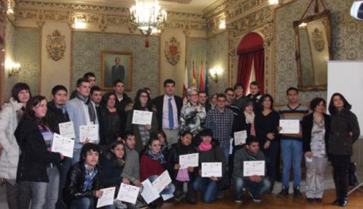 La vicepresidenta Goicoechea y el alcalde de Tudela, Luis Casado, con los alumnos participantes y colaboradores de la Escuela Taller