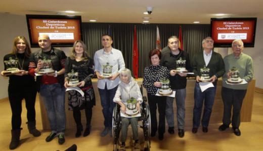 Los últimos galardonados ( Fernando Aláez, Maika Burgaleta, Javier Melero, Pilar Lorón , club de ajedrez Santa Ana, Eroski y Trofeo La Amistad ). Foto D.Noticias (F.P.N)