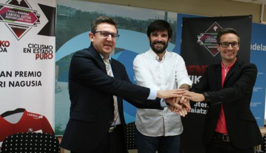 Manuel Romeo (Caja Laboral), el alcalde Eneko Larrarte y Miguel Sabalza (Kirol Bat Triatlon Taldea)