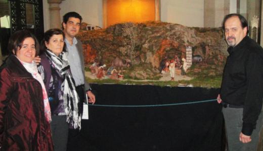 Maribel Echabe, Marisa Barrena, Luis Casado y Félix Merino ante el Belén del Ayuntamiento