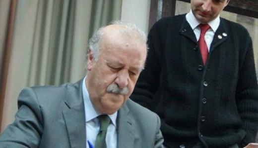 Vicente del Bosque firmando en el " Libro de Honor" de la Orden del Volatín. Foto: Jesús Marquina.